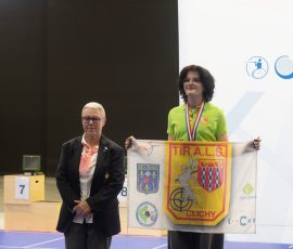 Remise de médaille au Championnat de France 300m/ISR au CNTS de Châteauroux, avec le fanion du club Tir A.L.S. Clichy.