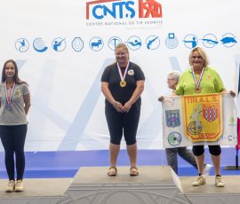 Podium du Championnat de France 300m/ISR au CNTS de Châteauroux, avec le fanion du club Tir A.L.S. Clichy.