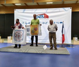 Podium du Championnat de France 300m/ISR au CNTS de Châteauroux, avec les fanions du Racing Club de Tir Douessin et du Tir A.L.S. Clichy.