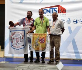 Podium du Championnat de France 300m/ISR au CNTS de Châteauroux : trois médaillés avec les fanions du Racing Club de Tir Douessin et du Tir A.L.S. Clichy.