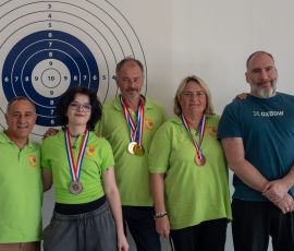 Membres du club Tir A.L.S. Clichy devant une cible au CNTS, dont trois portent une médaille du Championnat de France 300m.